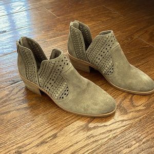 Vince Camuto Suede bootie 5 1/2